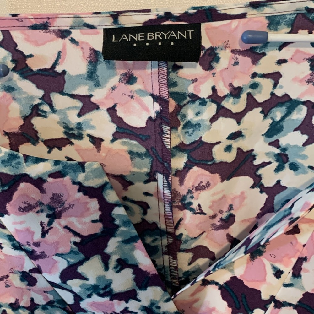 Lane Bryant 5X Blouse/Top- Floral Tunic Short Sleeves. Slenderizing V- Neck EUC - Picture 2 of 8